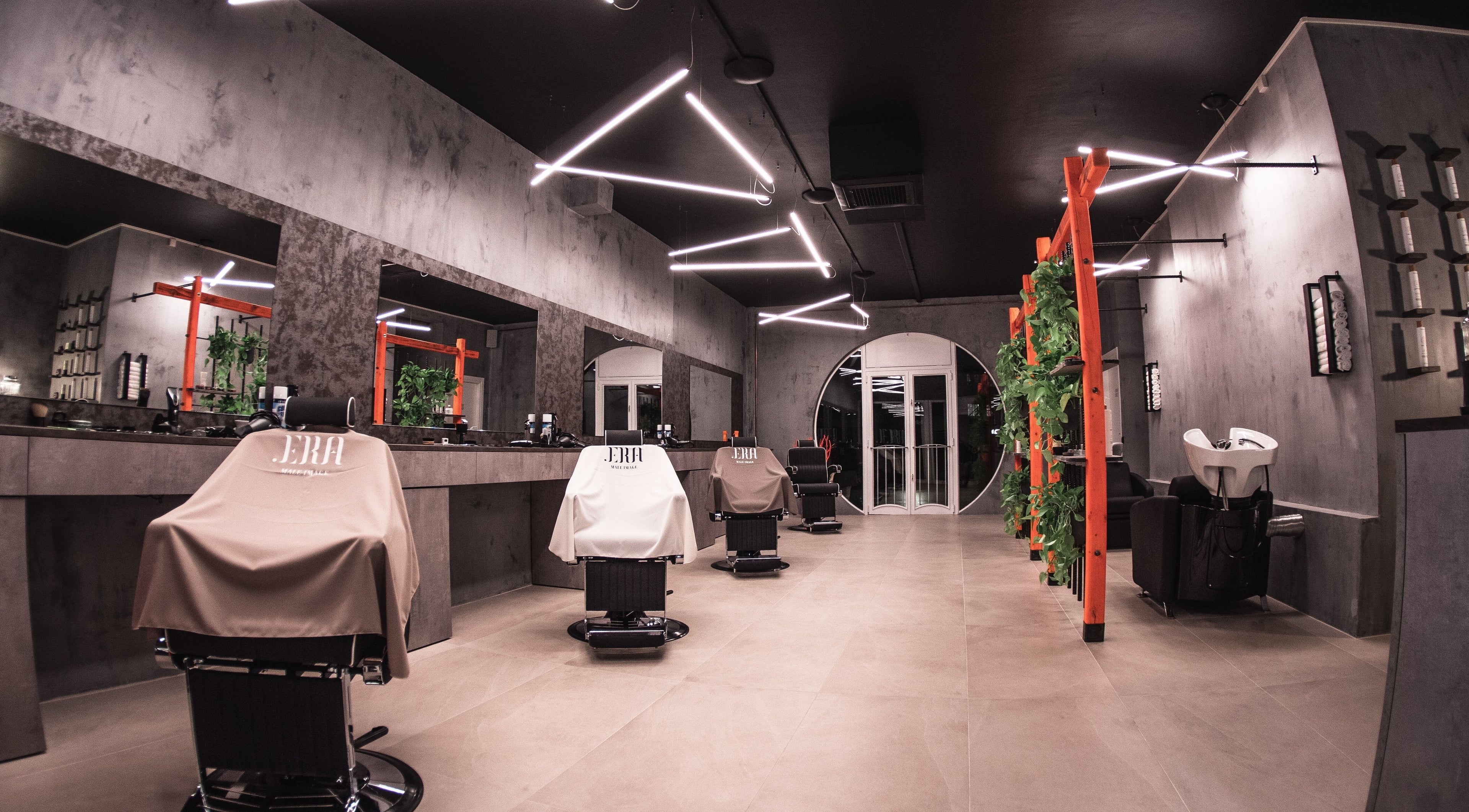 Design contemporaneo di .ERA Male Image a Parma, Emilia-romagna, IT con sedute e luci moderne.