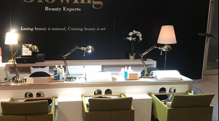 Sophisticated beauty desk at Amoreiras - Glowing Beauty, Lisboa, Lisboa, PT, showcasing modern elegance.