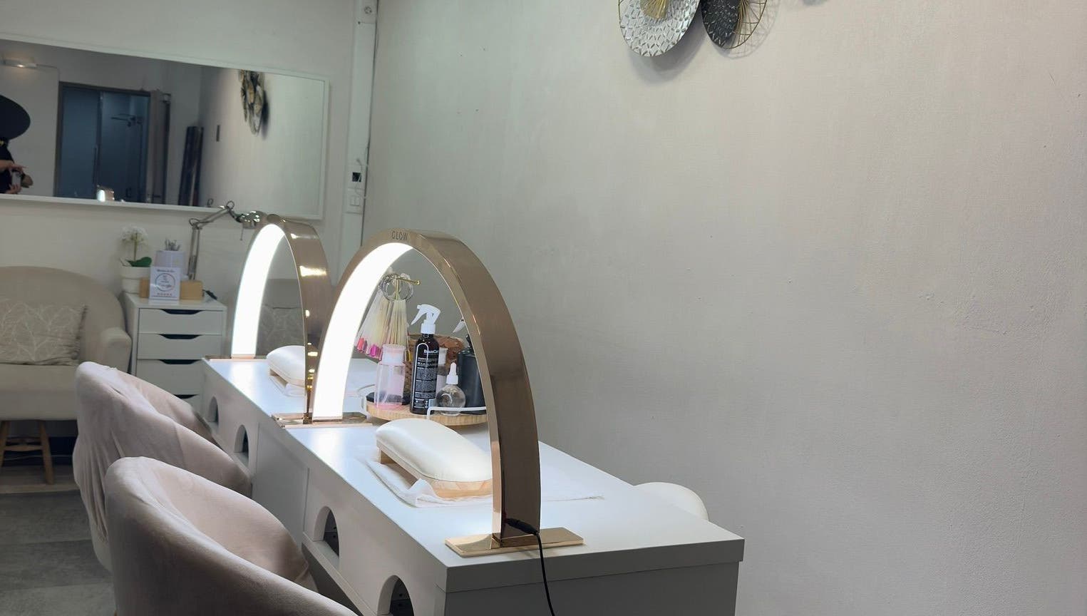 Interior of Alvalade - Glowing Beauty, featuring chic salon chairs and modern decor in Lisboa, Lisboa, PT.