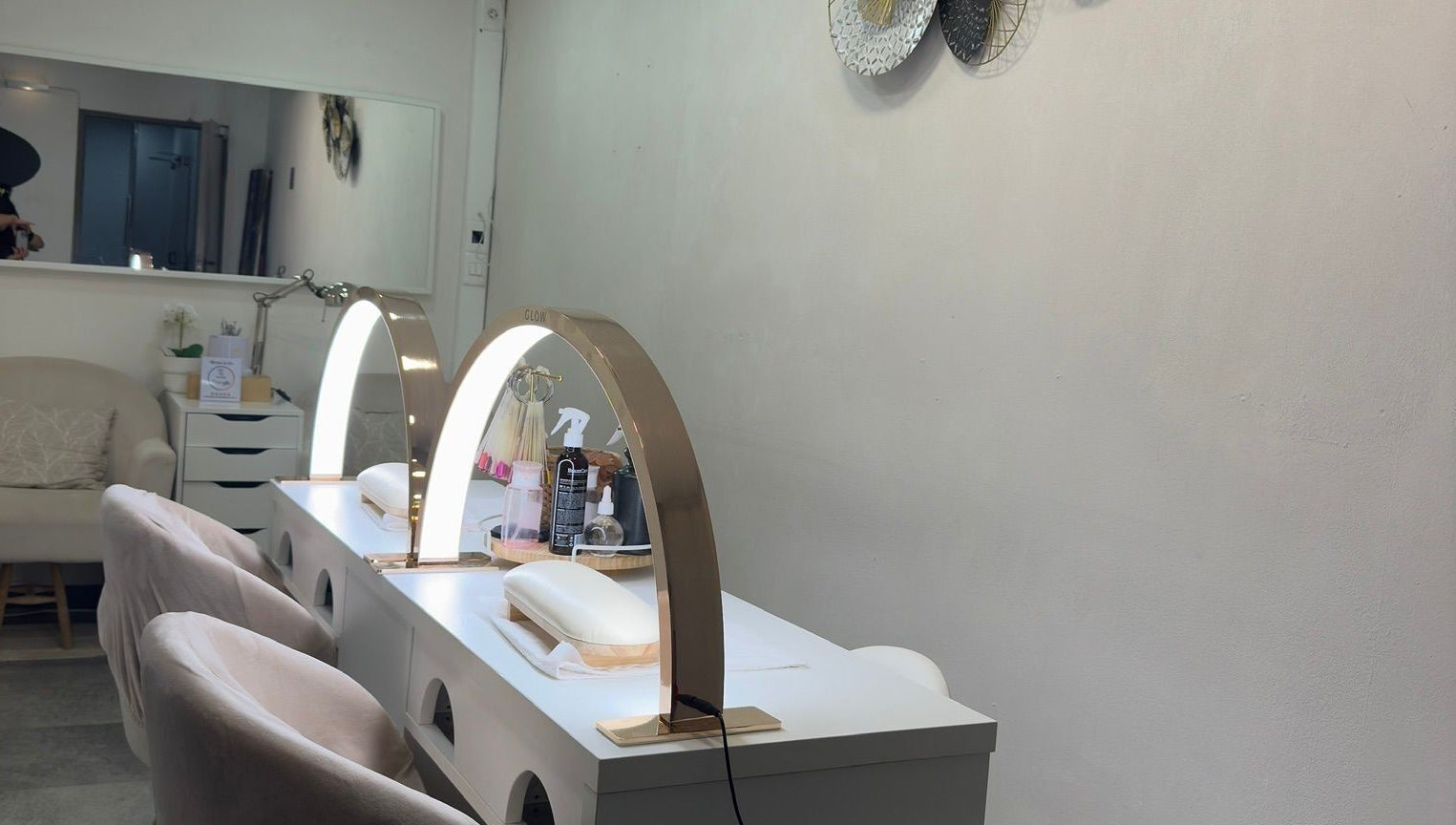 Interior of Alvalade - Glowing Beauty, featuring chic salon chairs and modern decor in Lisboa, Lisboa, PT.