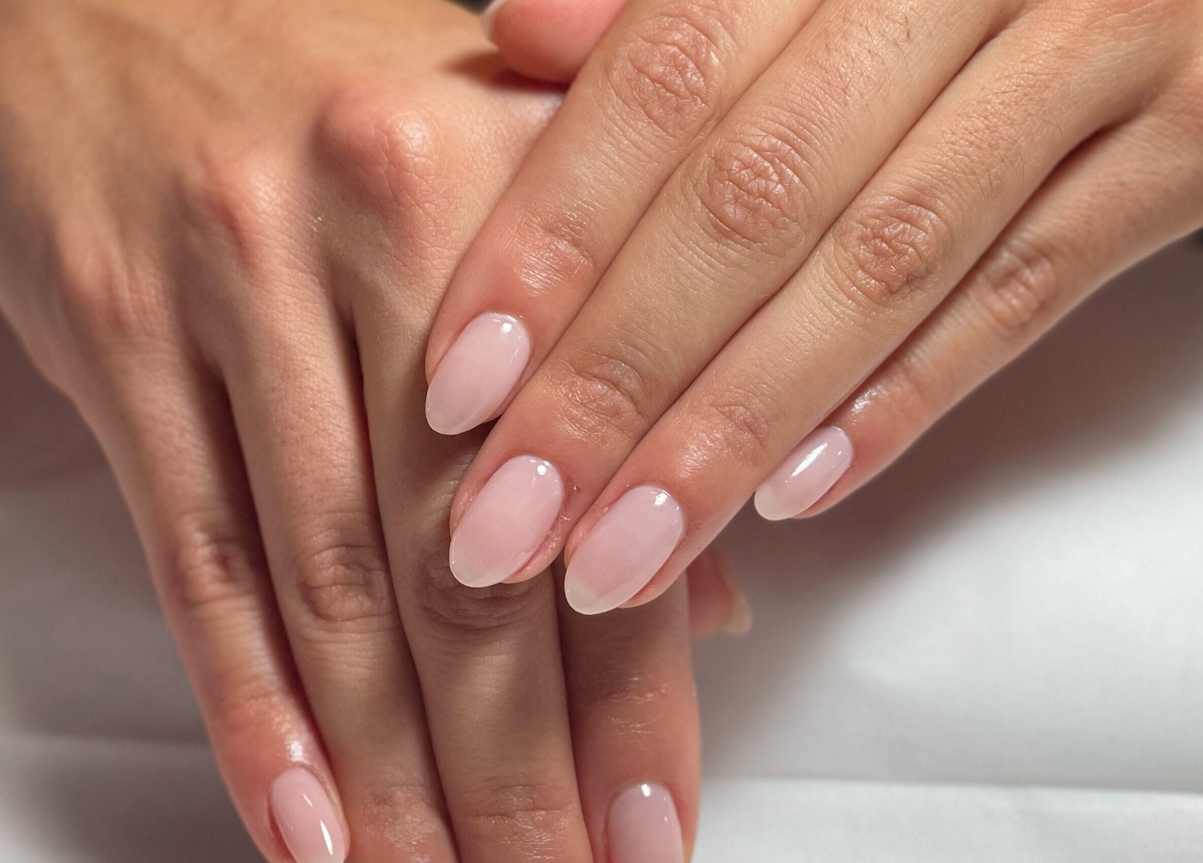 Manicured hands with pink polish at Alvalade - Glowing Beauty in Lisboa, Lisboa, PT.