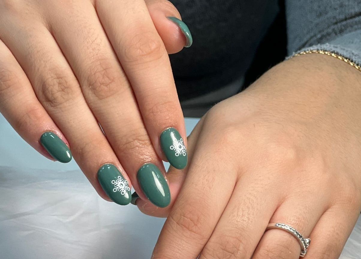Elegant green nail art with white snowflakes at Alvalade - Glowing Beauty, Lisboa, Lisboa, PT.