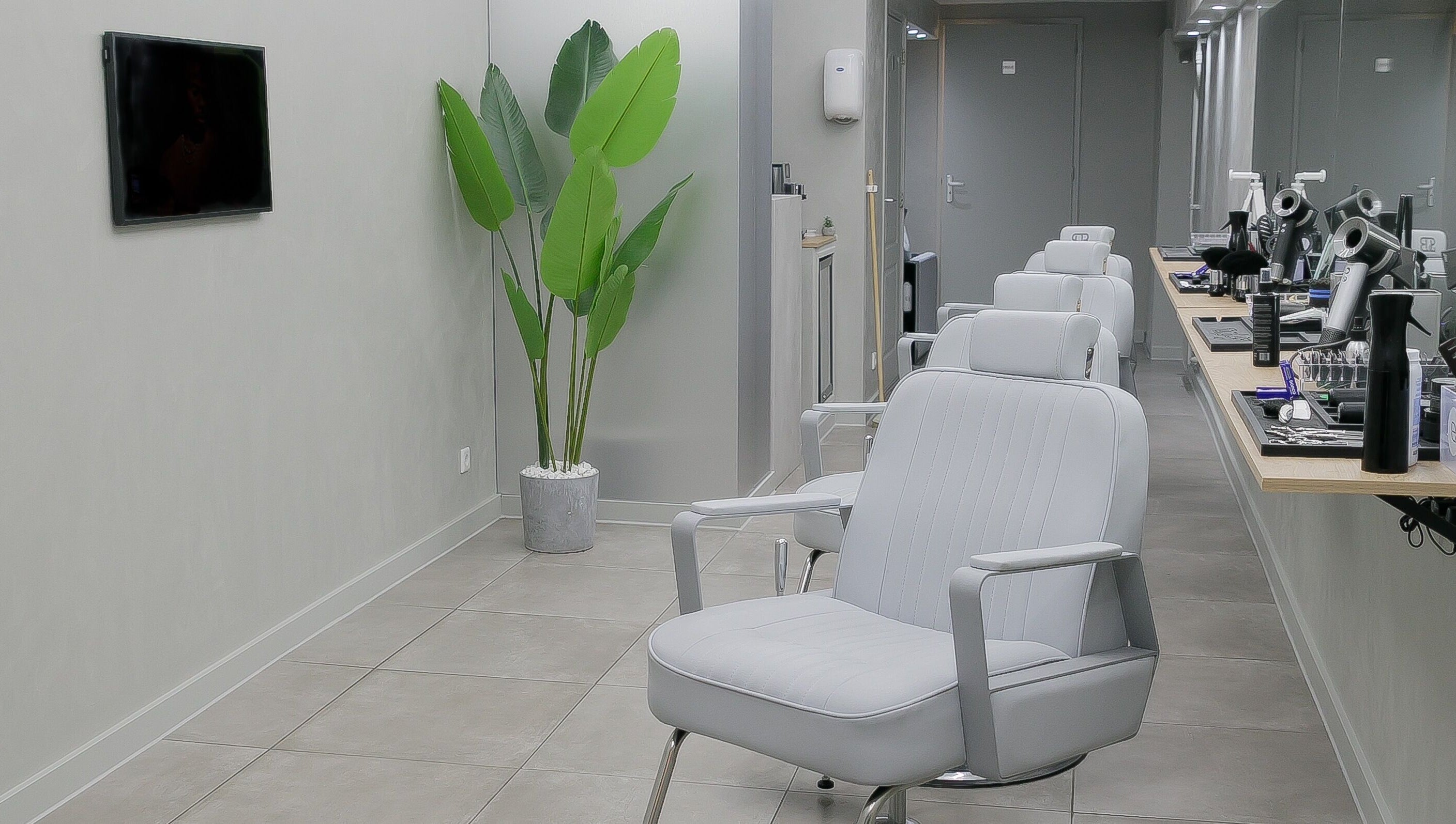 Stijlvolle inrichting van Essence Barbers (Oudenoord) in Utrecht, Utrecht, NL met moderne stoelen en groen decor.