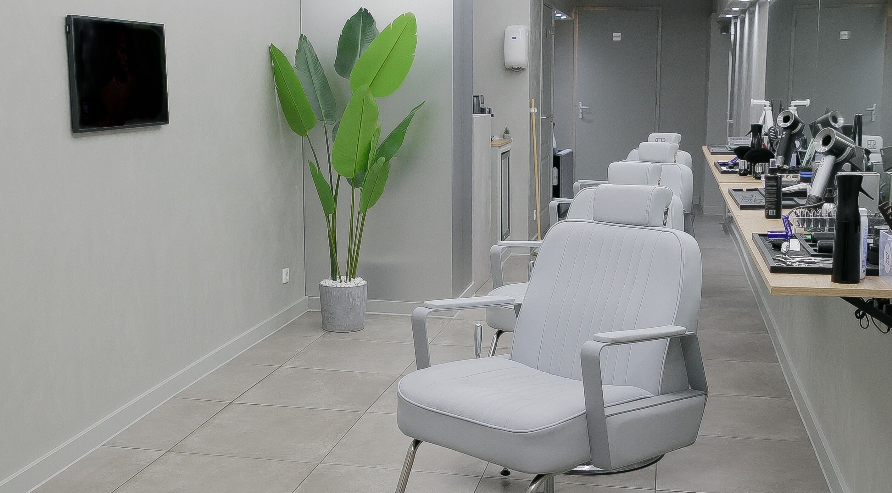 Stijlvolle inrichting van Essence Barbers (Oudenoord) in Utrecht, Utrecht, NL met moderne stoelen en groen decor.