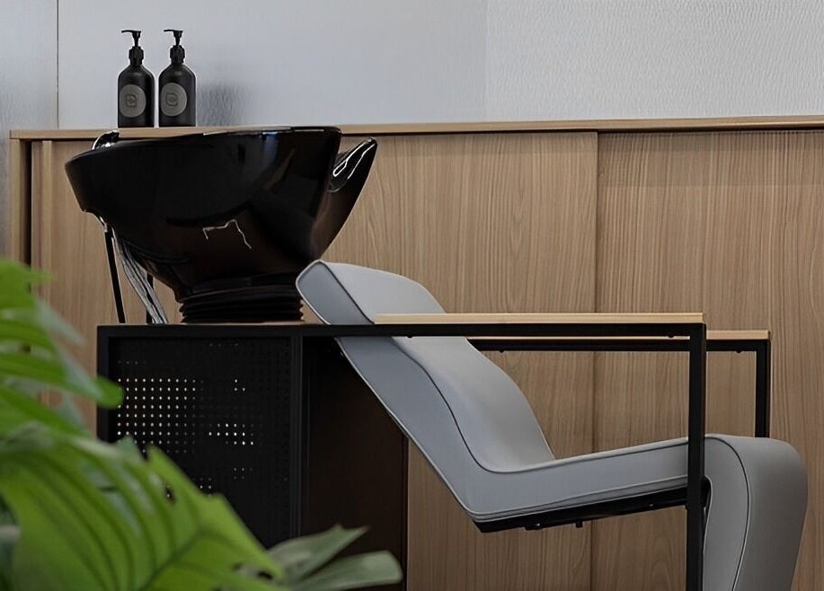 Moderne wasruimte bij Essence Barbers (Oudenoord), Utrecht, Utrecht, NL, met comfortabele wasstoelen.