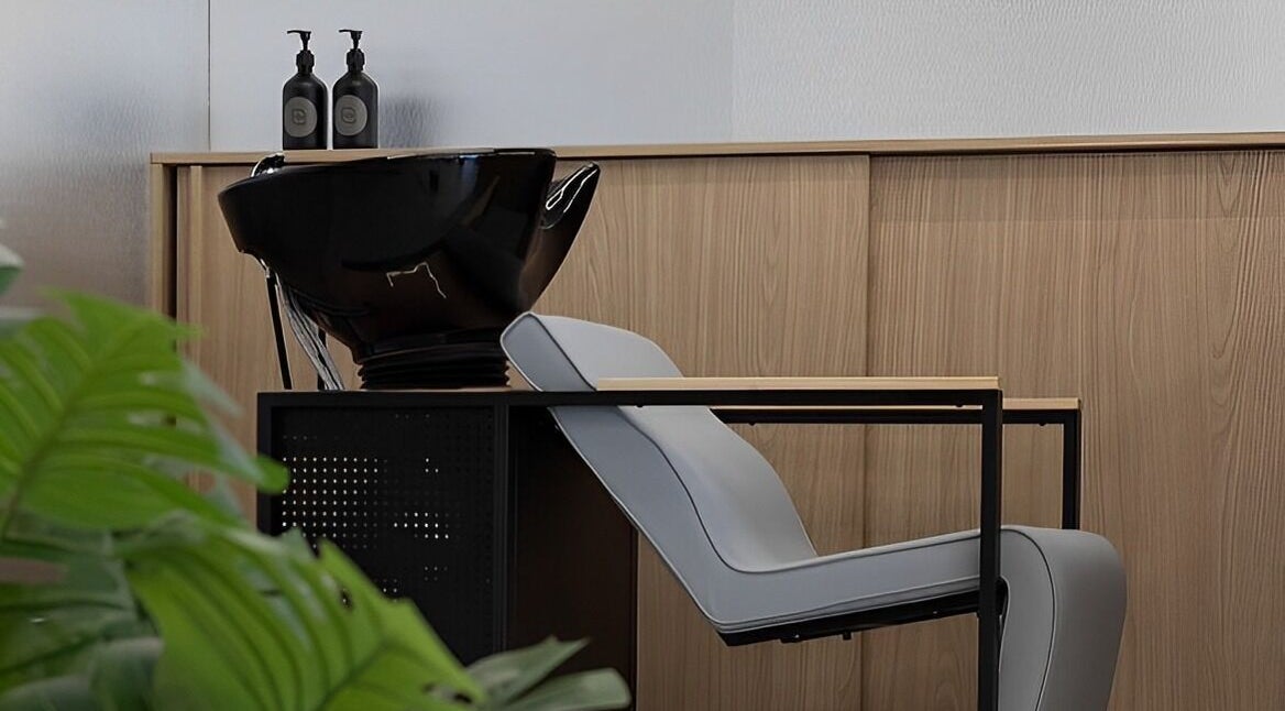 Moderne wasruimte bij Essence Barbers (Oudenoord), Utrecht, Utrecht, NL, met comfortabele wasstoelen.