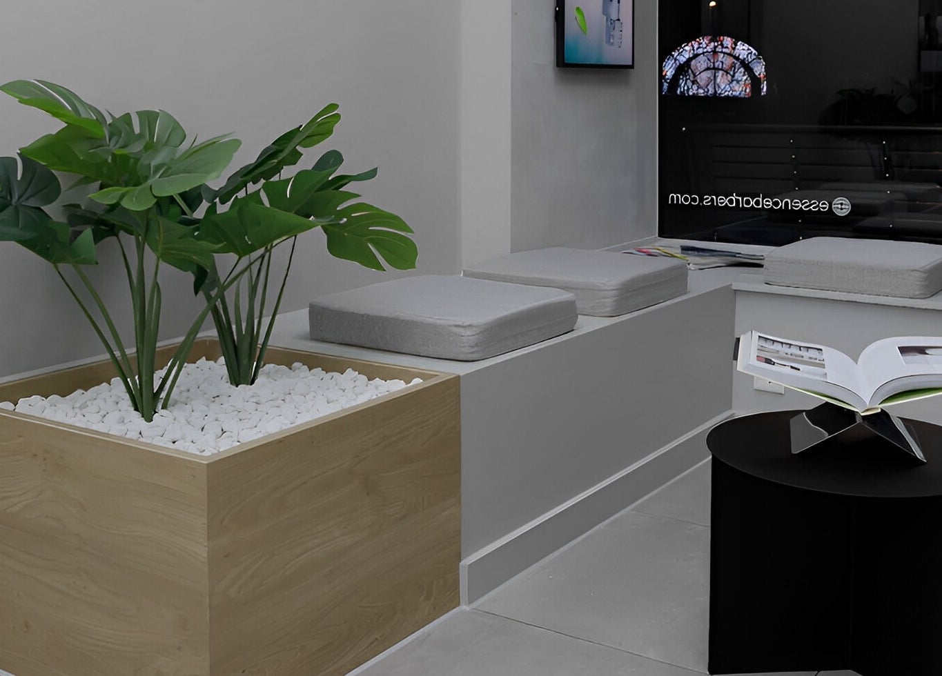 Stijlvolle wachtruimte bij Essence Barbers (Oudenoord), Utrecht, Utrecht, NL met plant en modern tafeltje.