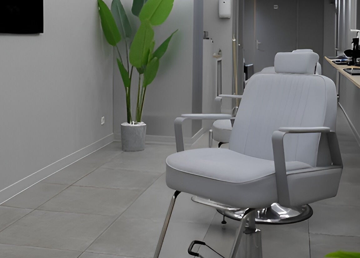 Elegante kapsaloninterieur bij Essence Barbers (Oudenoord), Utrecht, Utrecht, NL met moderne stoelen en planten.