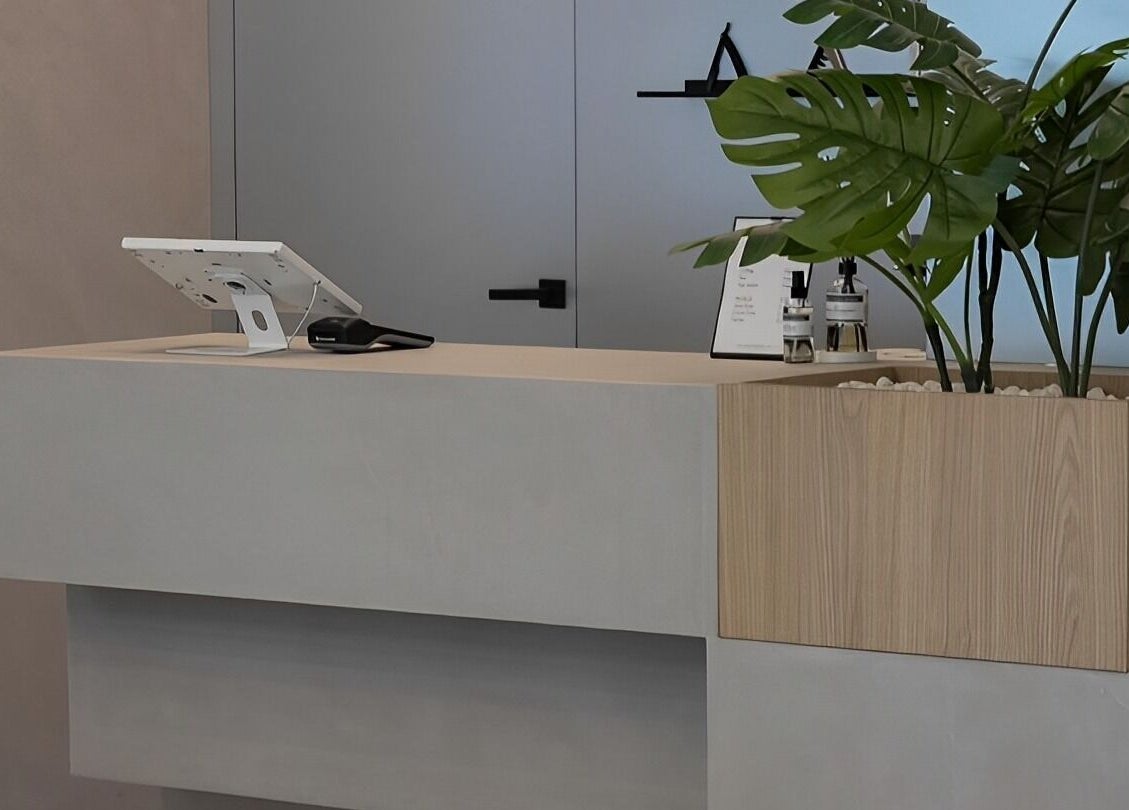 Essence Barbers (Oudenoord) receptie met groene planten, strak en modern ontwerp. Utrecht, Utrecht, NL.