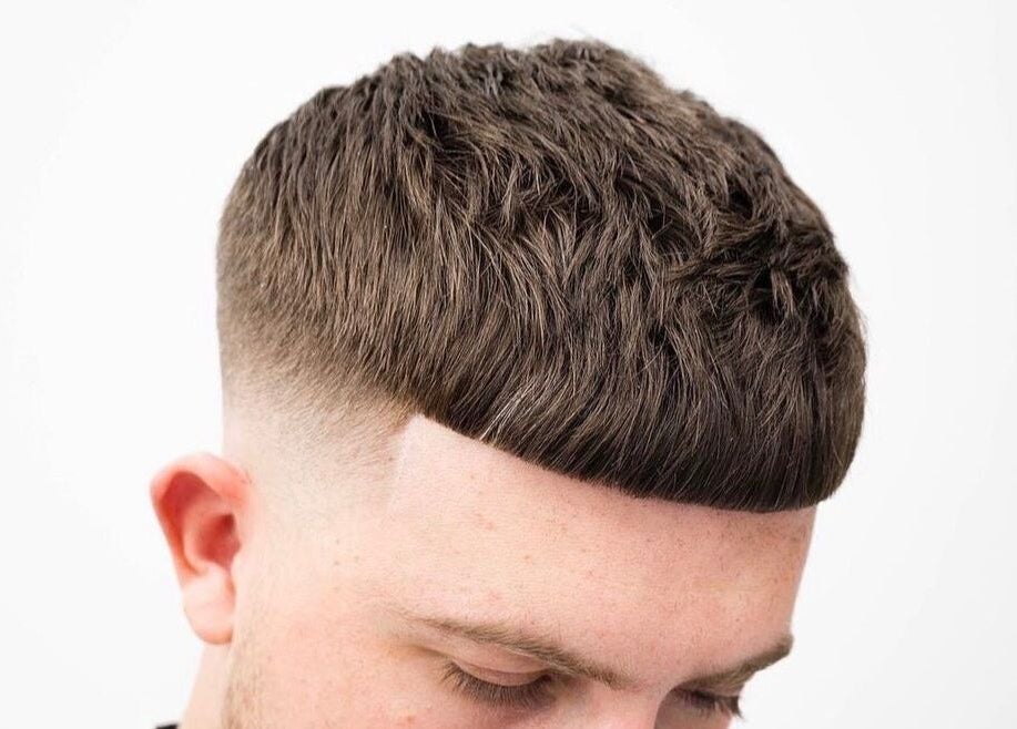 Stijlvol kapsel bij Essence Barbers (Oudenoord), Utrecht, Utrecht, NL. Moderne fade-stijl voor mannen.