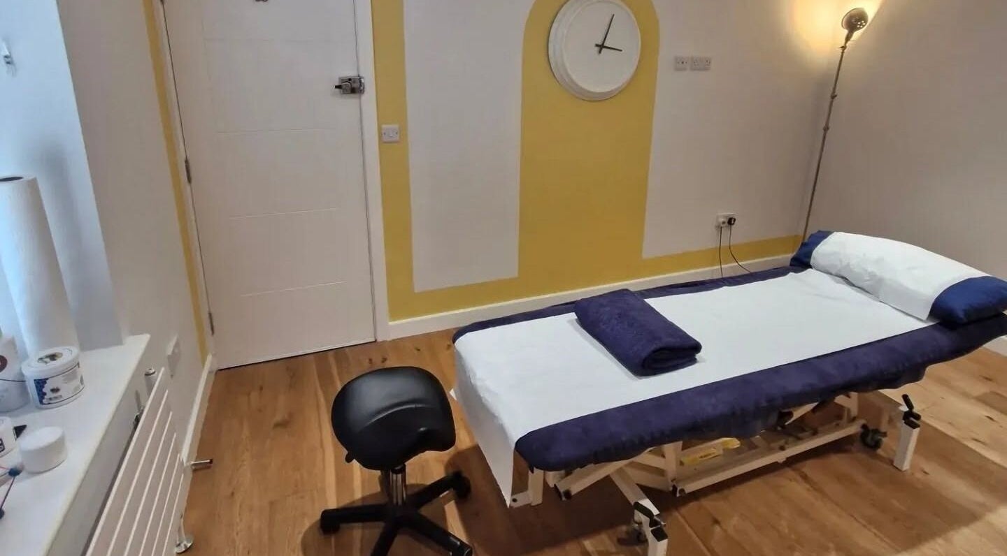 Relaxing therapy room at Parkstone Chiropractic & Wellness, Poole, England, GB with massage table and cozy lighting.