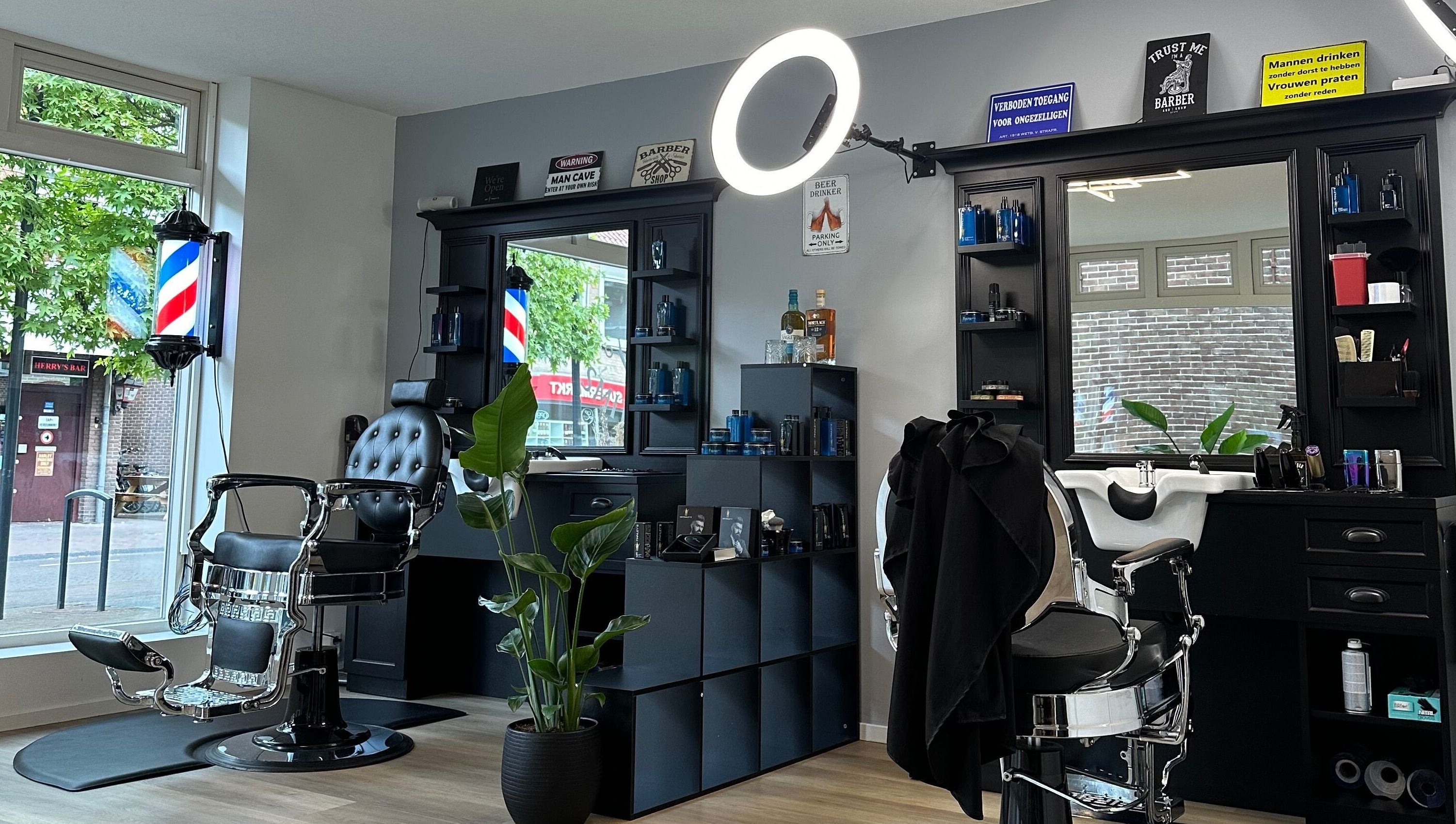 Interieur van Smith Barbiers in Woudenberg, Utrecht, NL met luxe kappersstoel en moderne inrichting.