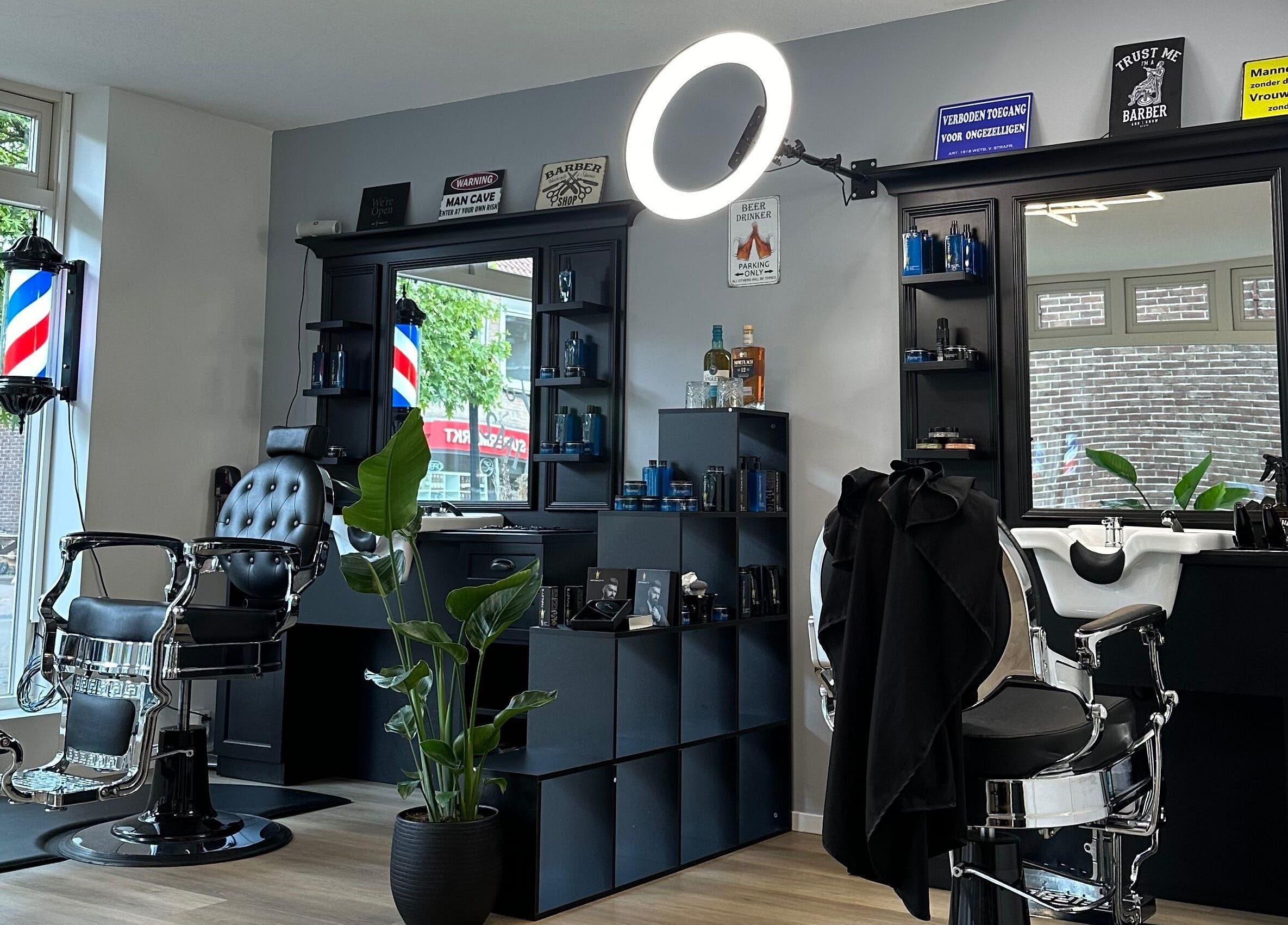 Interieur van Smith Barbiers in Woudenberg, Utrecht, NL met luxe kappersstoel en moderne inrichting.