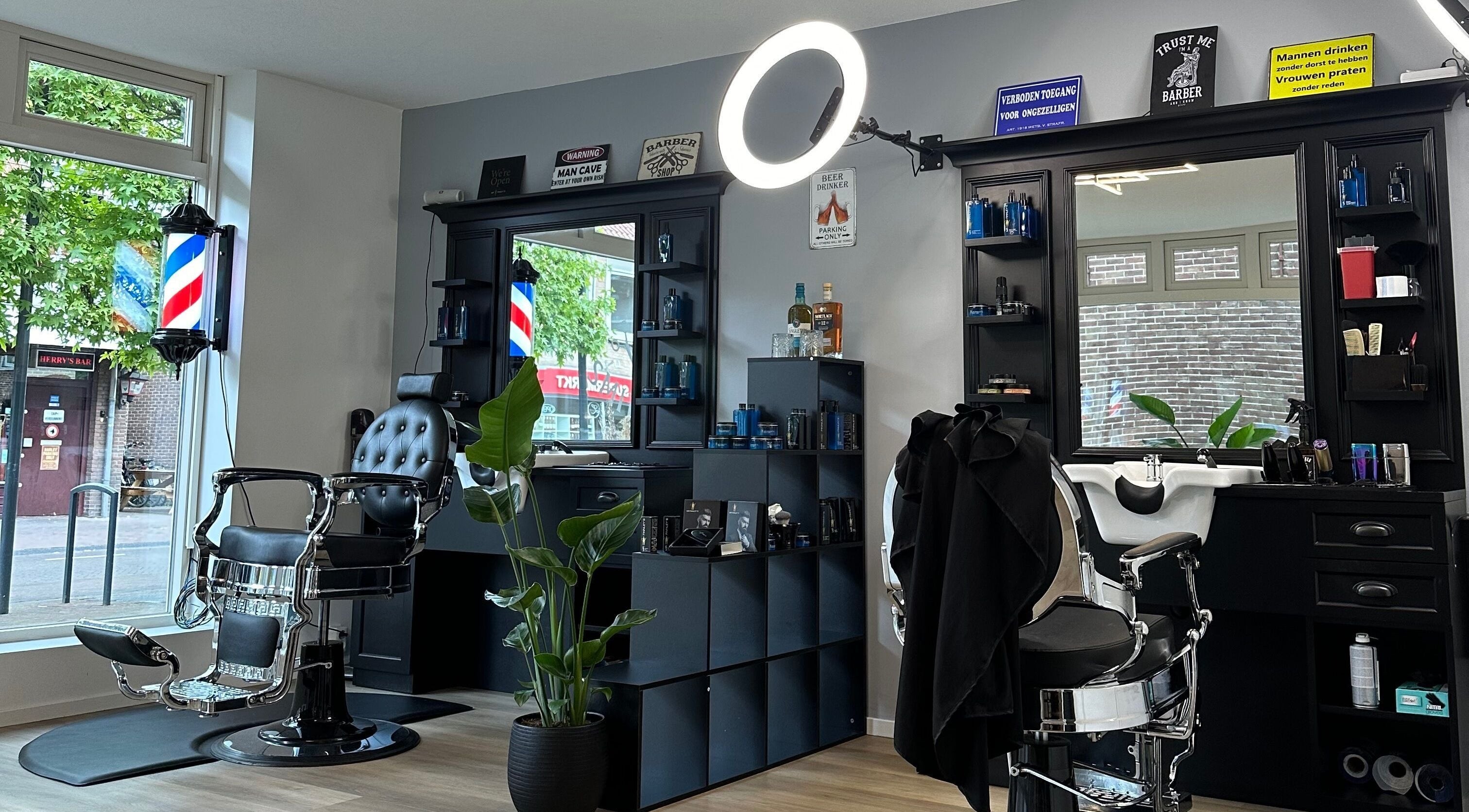 Interieur van Smith Barbiers in Woudenberg, Utrecht, NL met luxe kappersstoel en moderne inrichting.