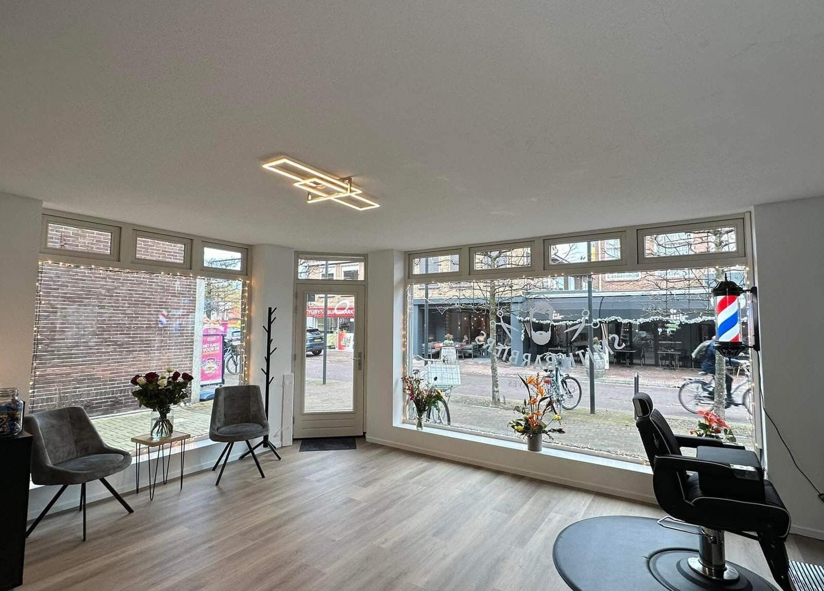 Interieur van Smith Barbiers in Woudenberg, Utrecht, NL met moderne inrichting en kapstoel.