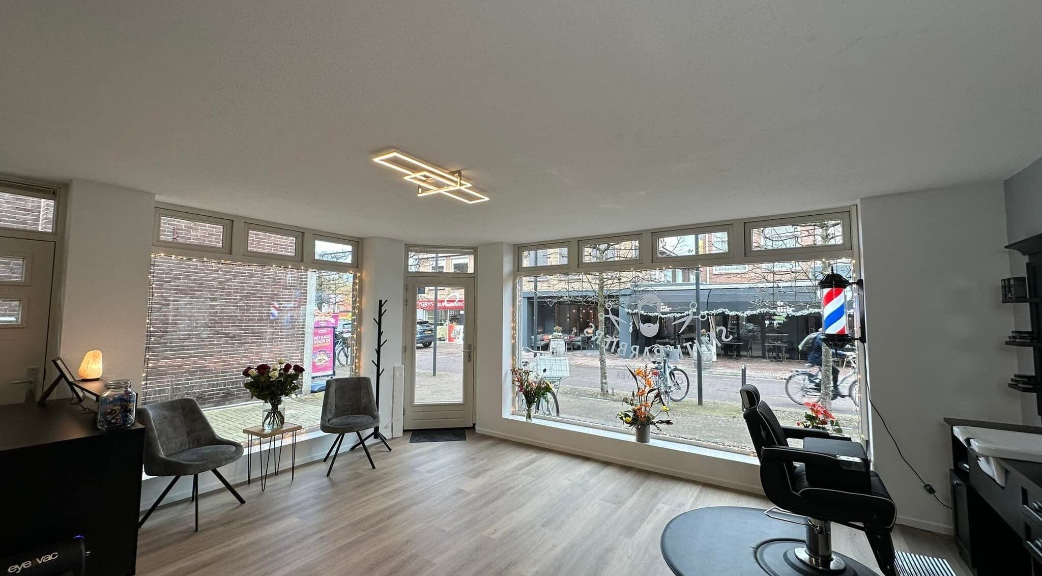 Interieur van Smith Barbiers in Woudenberg, Utrecht, NL met moderne inrichting en kapstoel.