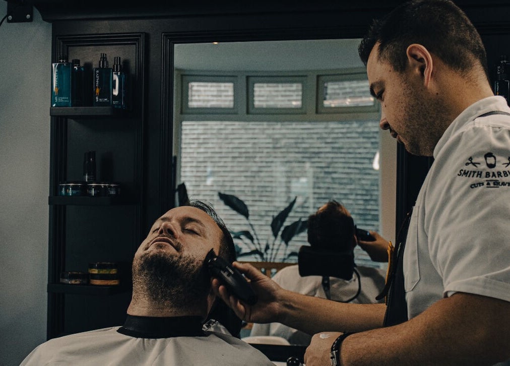 Smith Barbiers in Woudenberg, Utrecht, NL biedt een verzorgende baardtrimervaring.