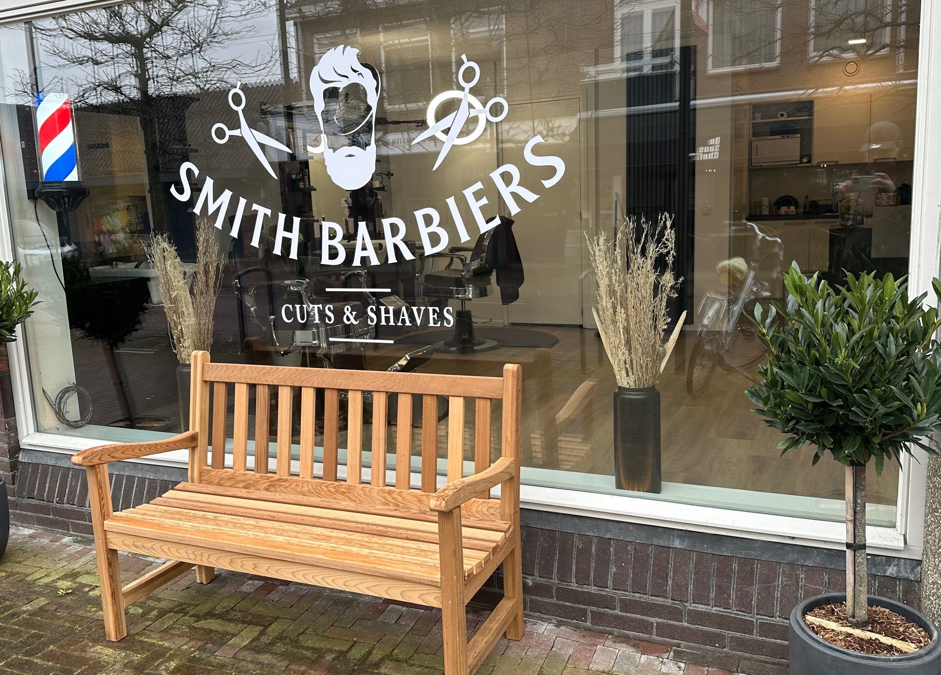 Smith Barbiers in Woudenberg, Utrecht, NL met uitnodigende houten bank en groen decor.