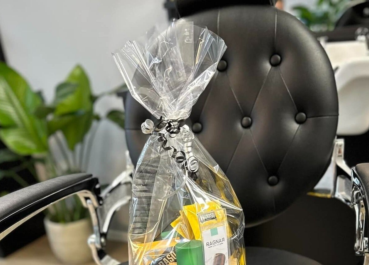 Luxueuze kappersstoel bij Smith Barbiers in Woudenberg, Utrecht, NL, met hoogwaardige verzorgingsset.