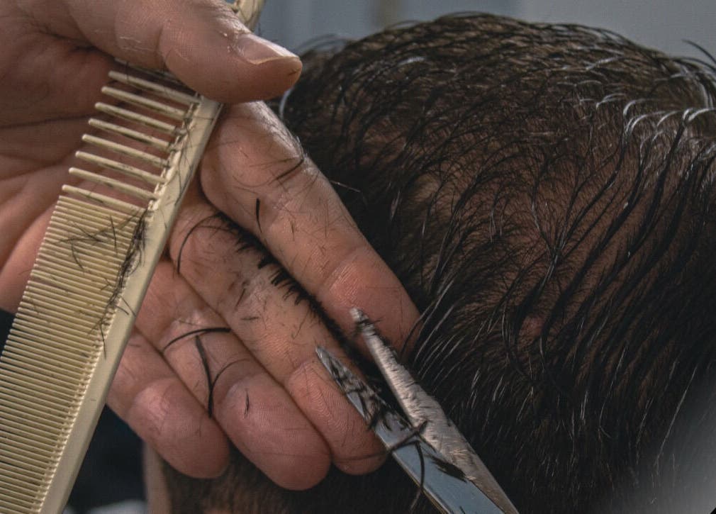 Haar knippen bij Smith Barbiers, Woudenberg, Utrecht, NL. Vakkundige kapper met schaar en kam in actie.