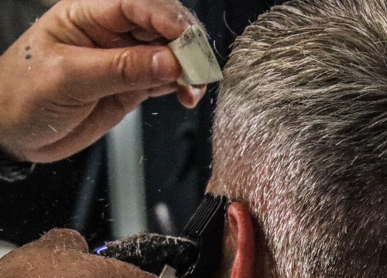 Kapper aan het werk bij Smith Barbiers, Woudenberg, Utrecht, NL, met precisie en zorg.