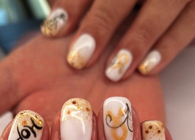 Elegant white nails with gold accents by Nails by Lizette in Bloemfontein, Free State, ZA.