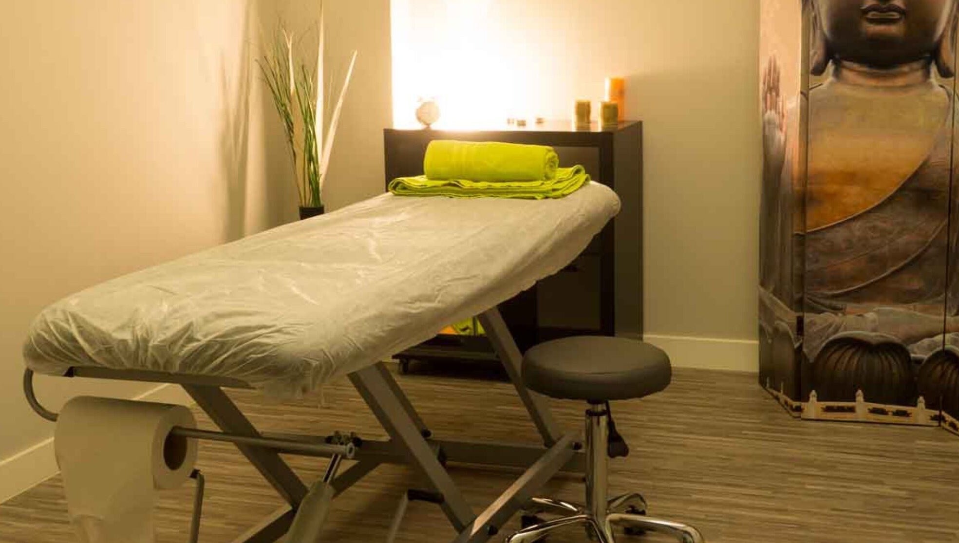 Sala de masajes en Masaje Noah, Madrid, Comunidad De Madrid, ES con decoración zen y camilla acogedora.
