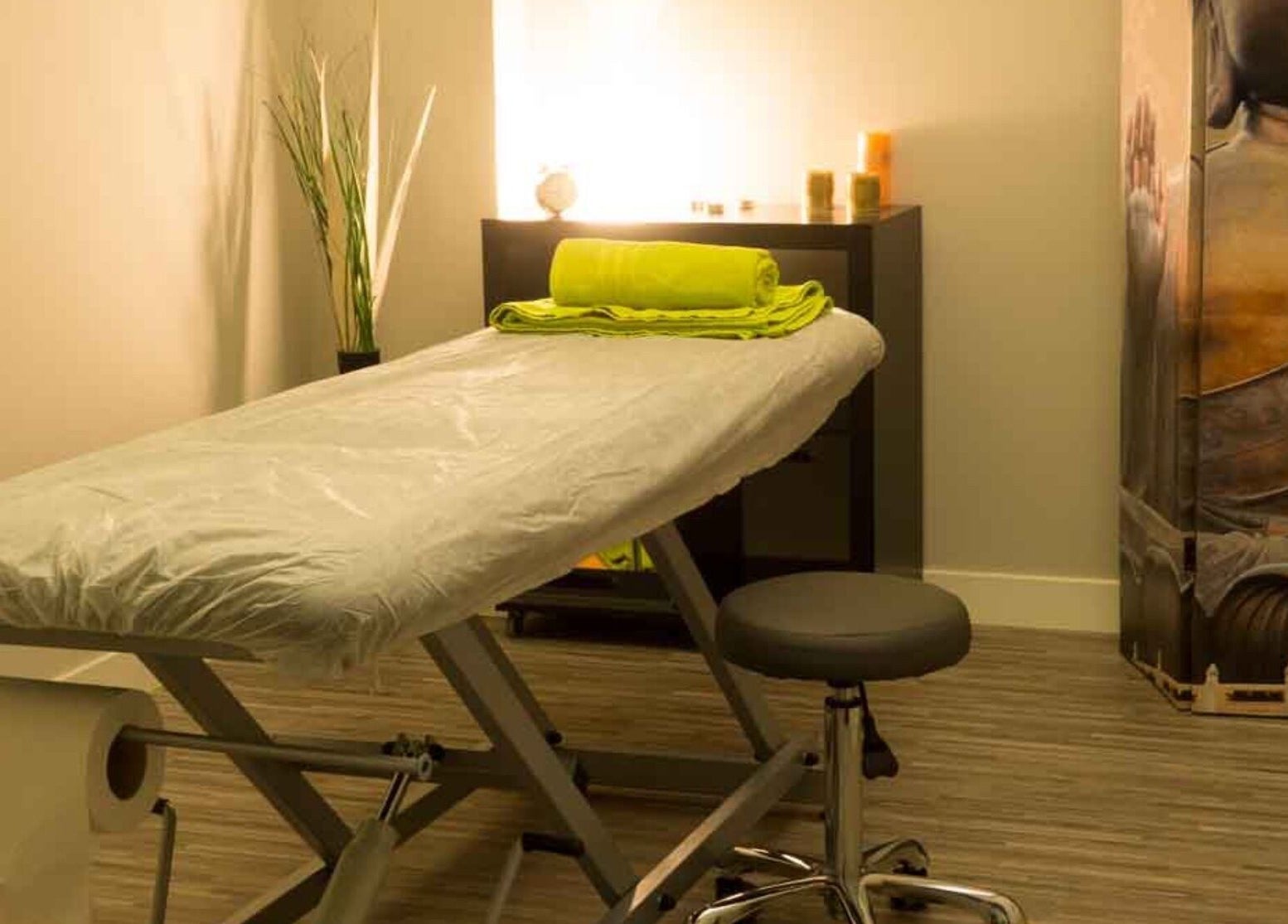 Sala de masajes en Masaje Noah, Madrid, Comunidad De Madrid, ES con decoración zen y camilla acogedora.