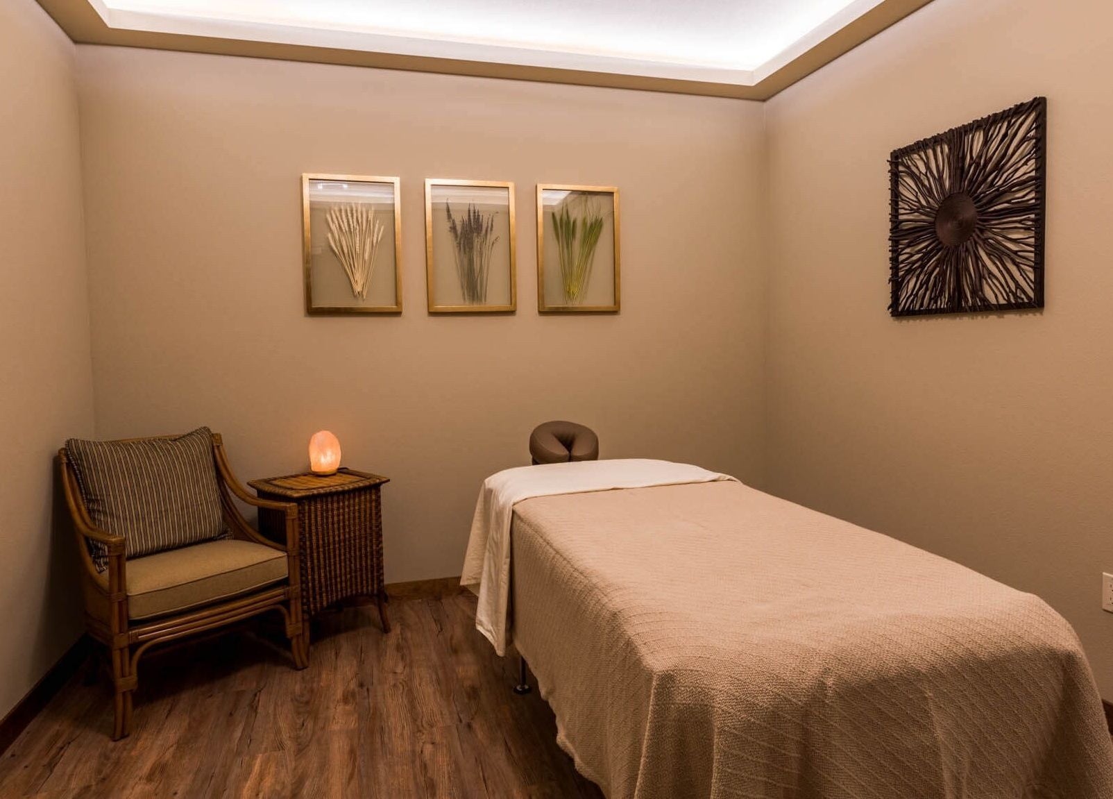 Sala de masajes en Masaje Noah, Madrid, Comunidad De Madrid, ES, con cama y decoración acogedora.