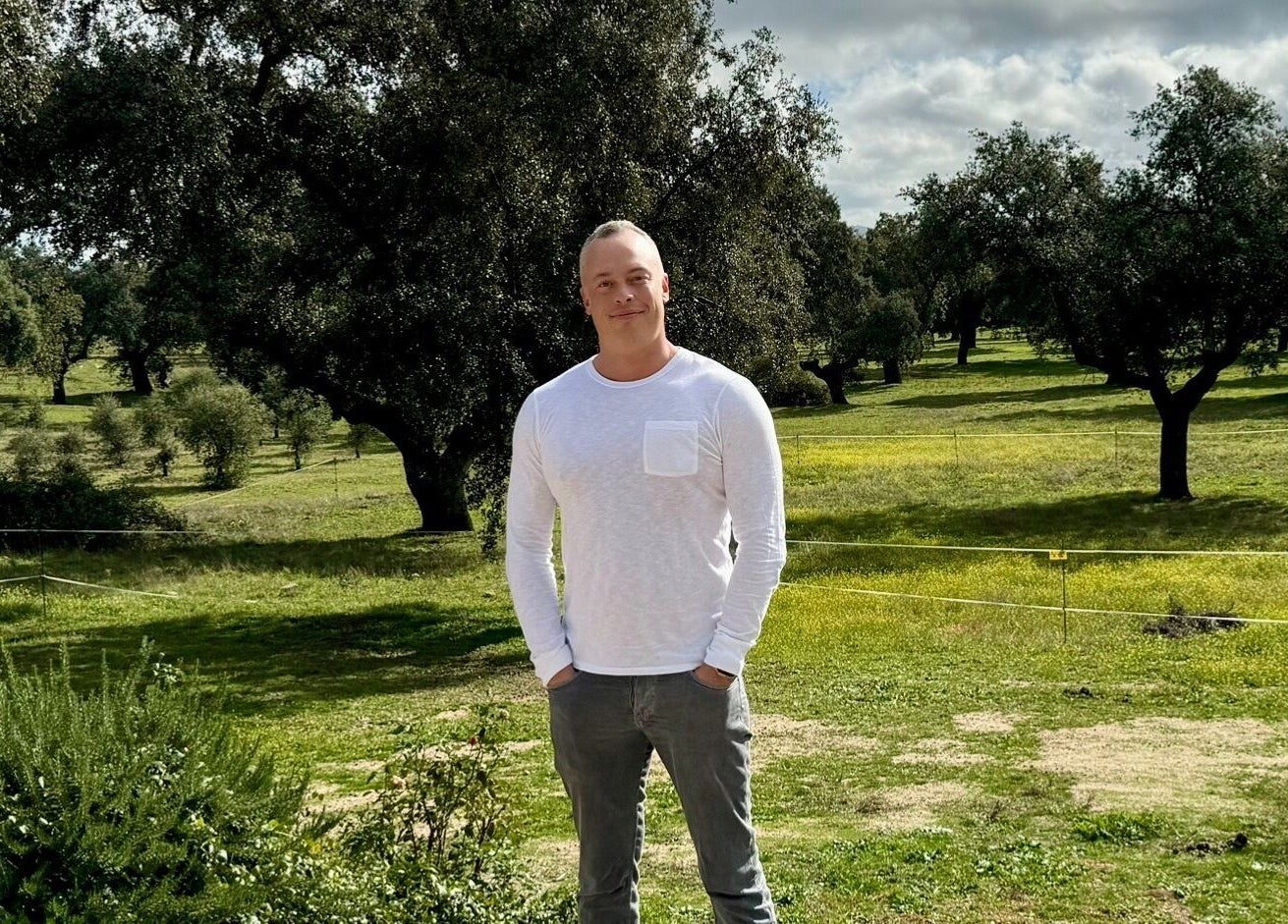 Persona en campo verde cerca de Masaje Noah en Madrid, Comunidad De Madrid, ES.