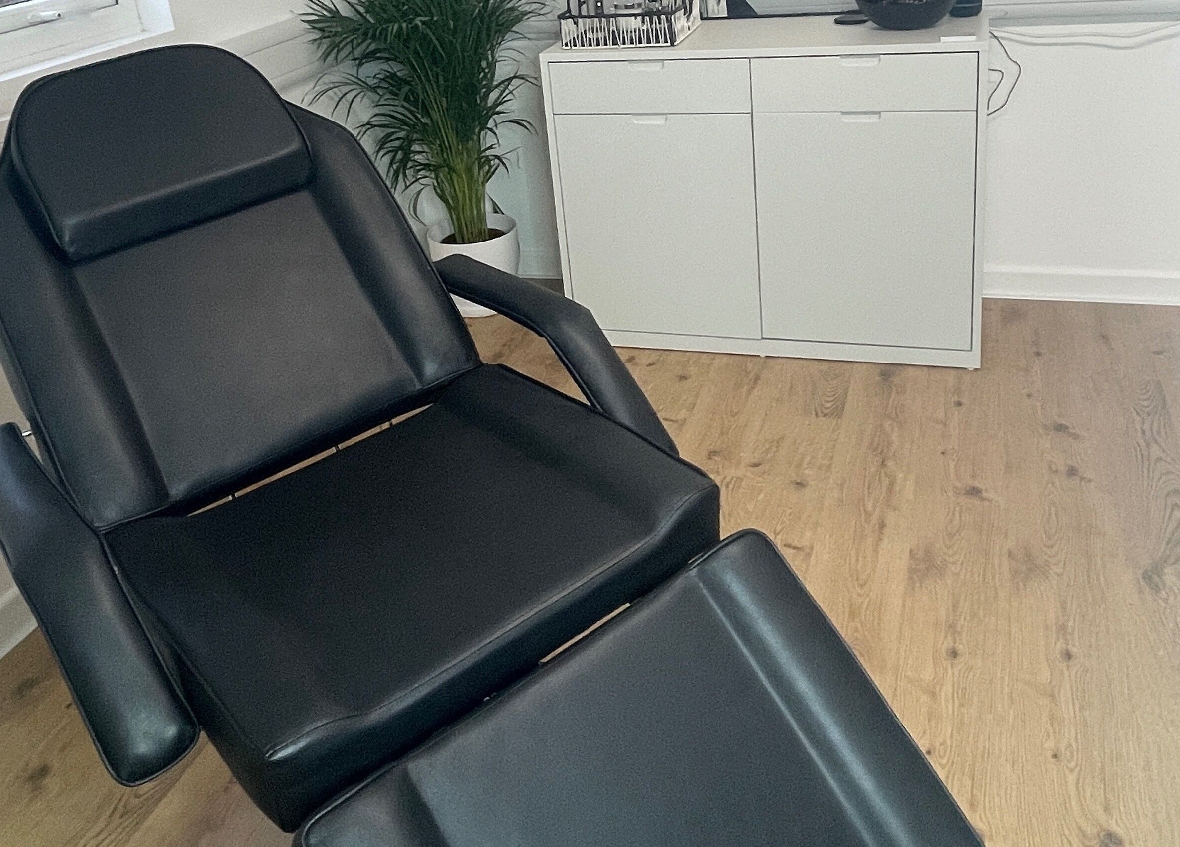 Comfortable treatment chair in Jack Anthony Aesthetics, London, England, GB with elegant decor.