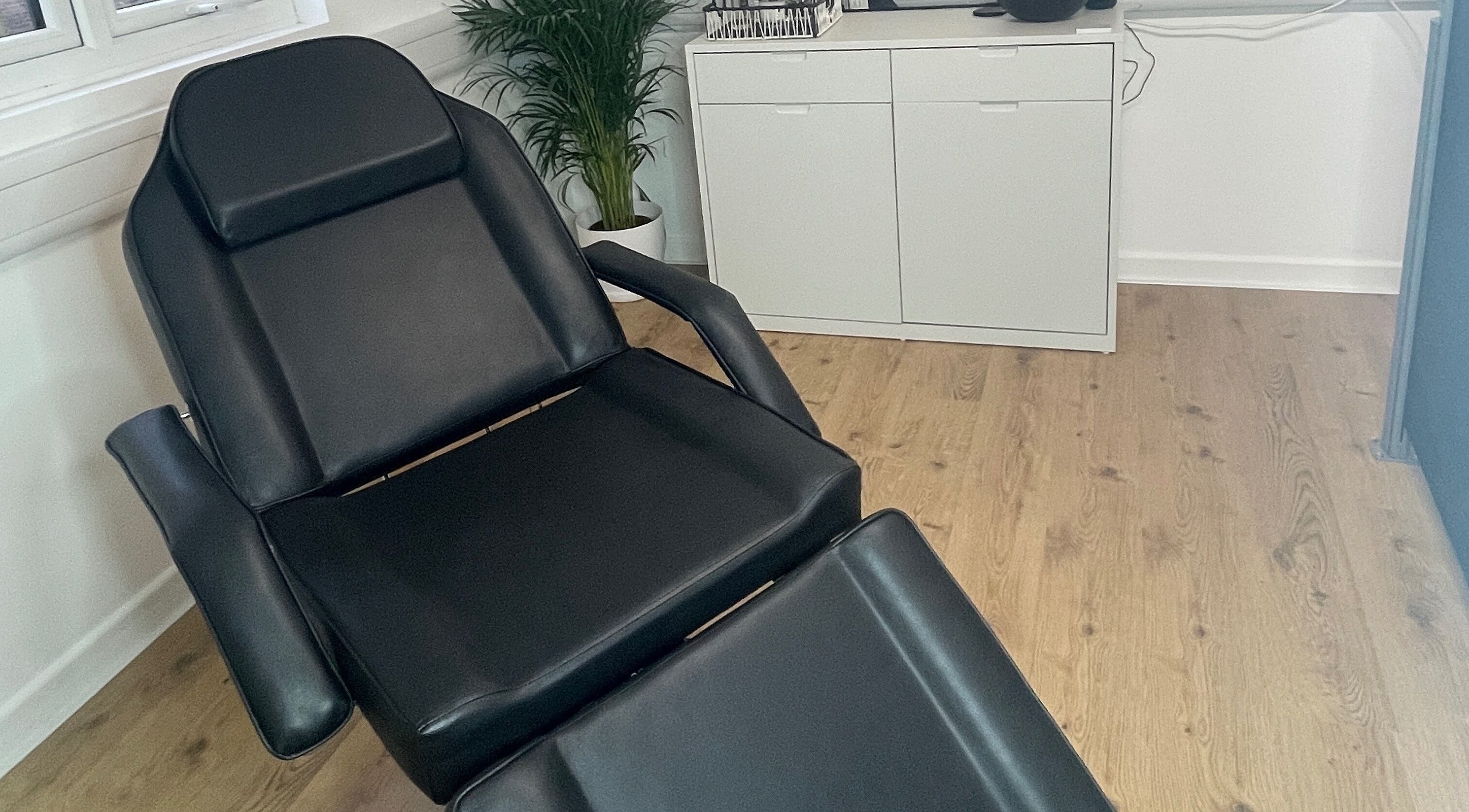 Comfortable treatment chair in Jack Anthony Aesthetics, London, England, GB with elegant decor.