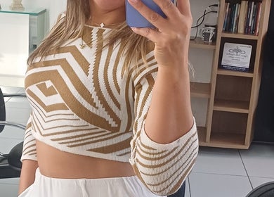 Cliente estilosa em espelho no Thaís Figueiredo Estética, São Paulo, São Paulo, BR.