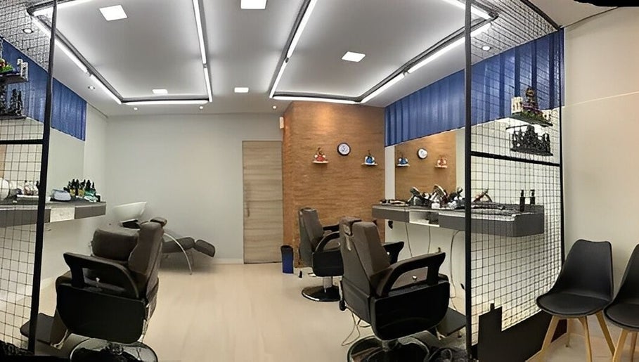 Interior da Nonato Barbearia com cadeiras de barbeiro em Minas Gerais, Minas Gerais, BR.