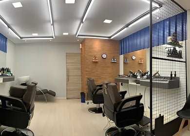 Interior da Nonato Barbearia com cadeiras de barbeiro em Minas Gerais, Minas Gerais, BR.