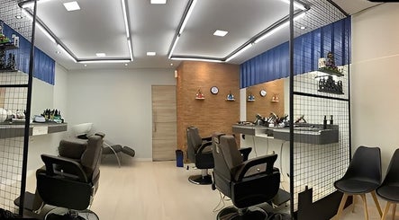 Interior da Nonato Barbearia com cadeiras de barbeiro em Minas Gerais, Minas Gerais, BR.