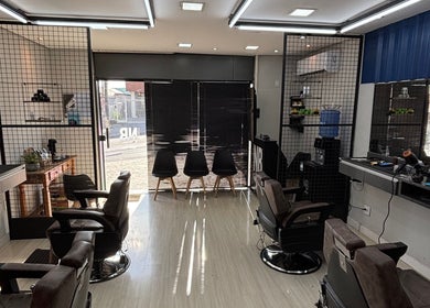Interior elegante da Nonato Barbearia em Minas Gerais, Minas Gerais, BR, com cadeiras de barbeiro modernas.
