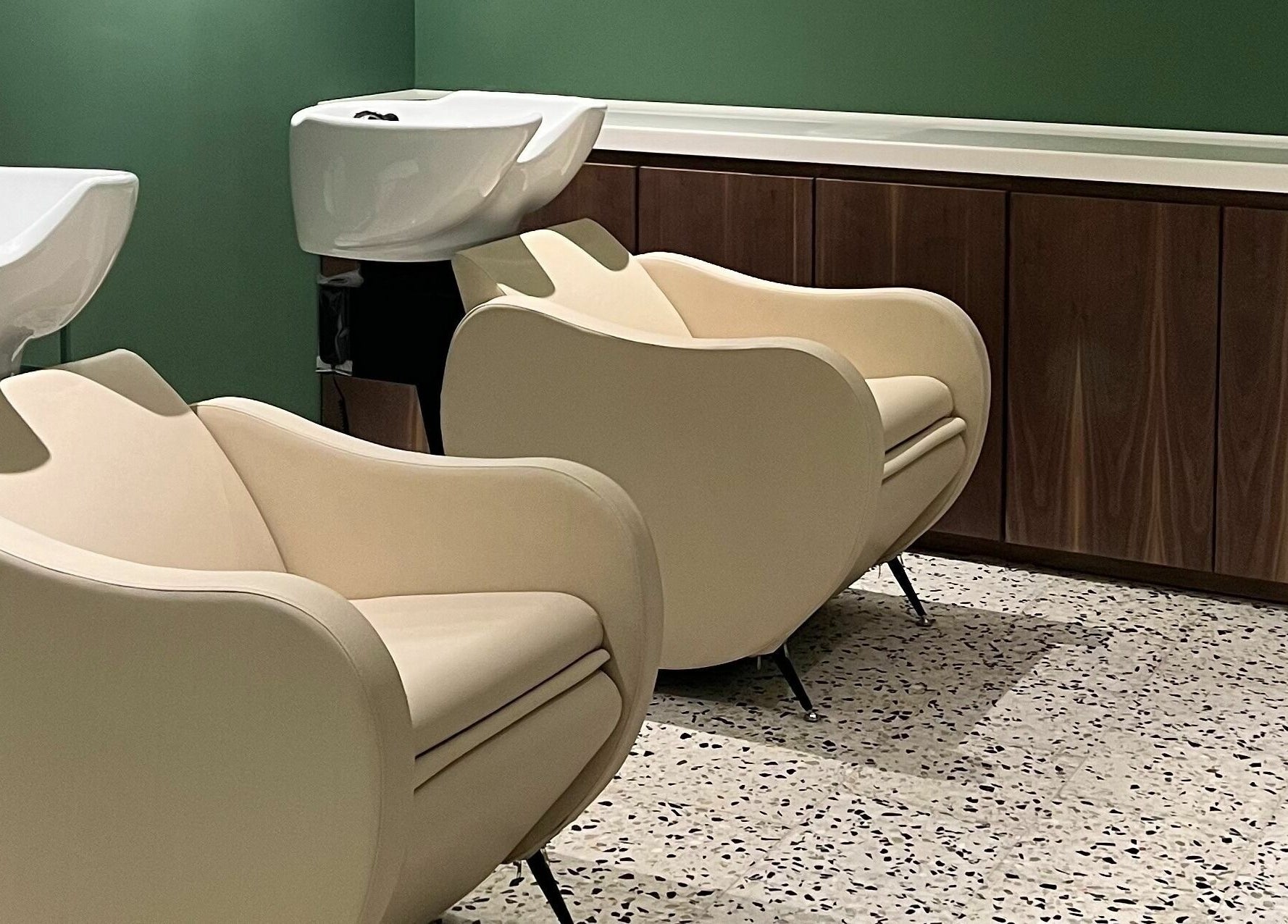 Luxurious salon chairs at Tend Salon | تند صالون, Riyadh, Riyadh Province, SA, showcasing comfort and style.