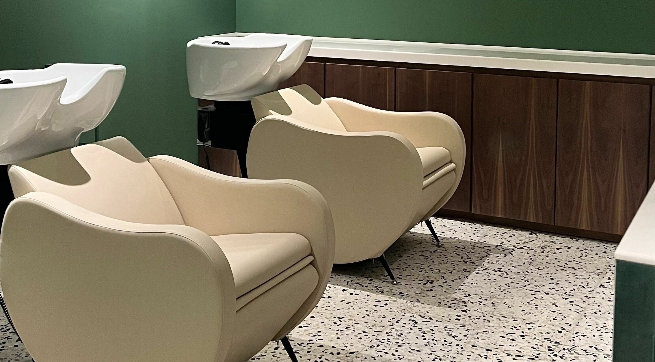 Luxurious salon chairs at Tend Salon | تند صالون, Riyadh, Riyadh Province, SA, showcasing comfort and style.