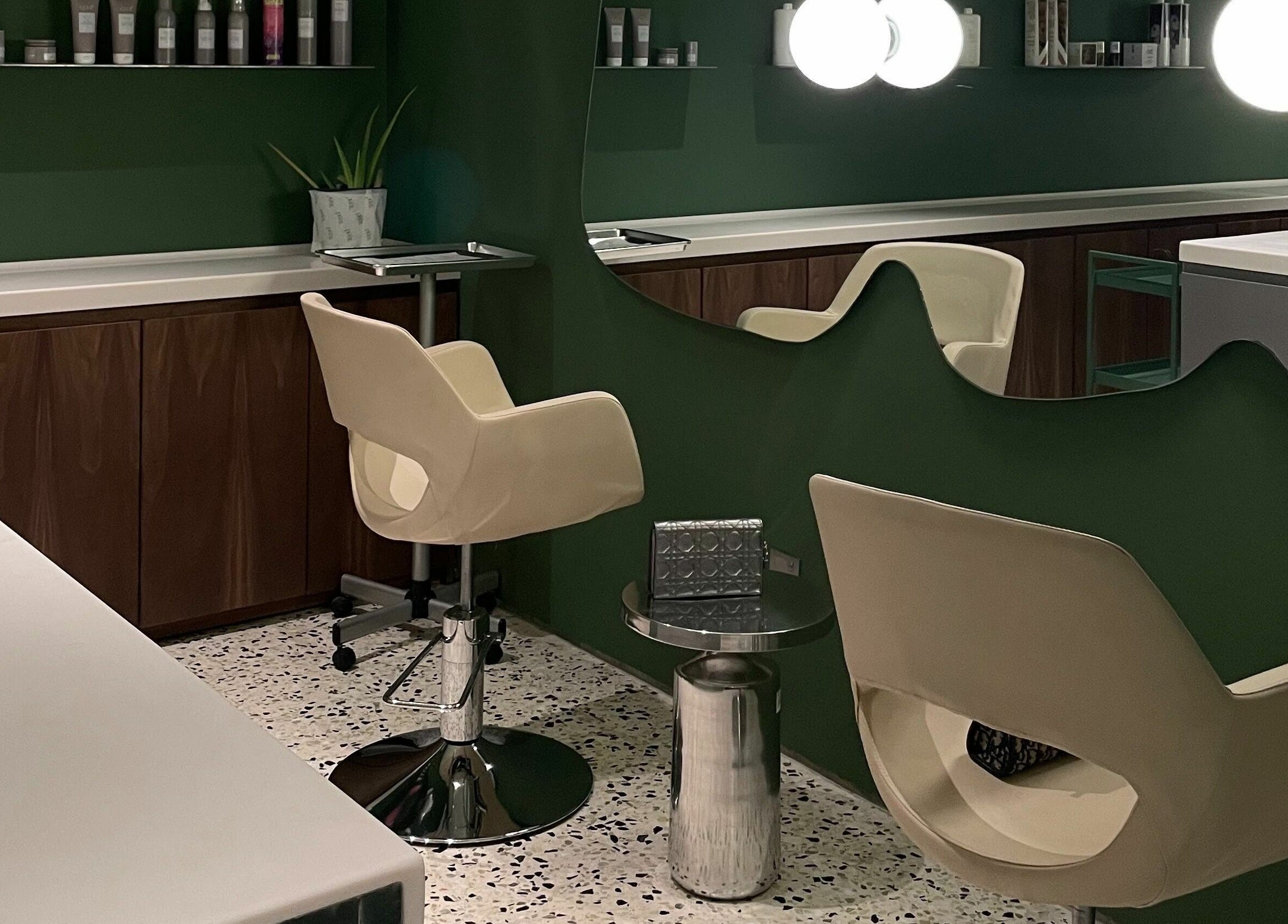 Modern interior of Tend Salon | تند صالون, Riyadh with stylish chairs and mirrors in a serene ambiance.