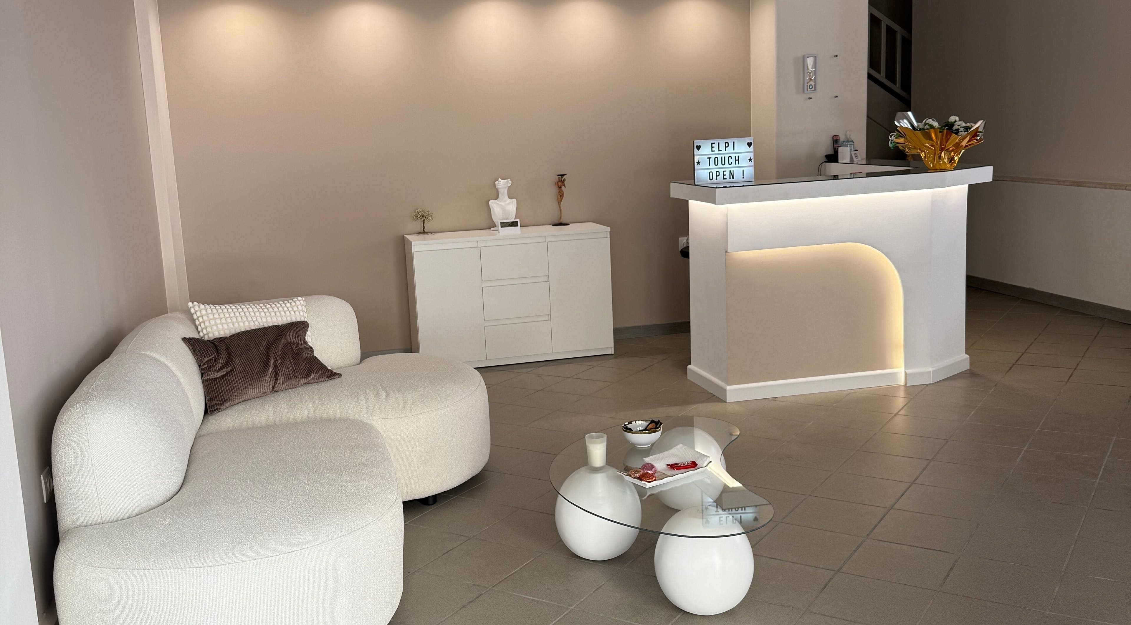 Χώρος υποδοχής στο Elpi Touch, Λαμία, Στερεάς Ελλάδας, GR με μοντέρνα διακόσμηση