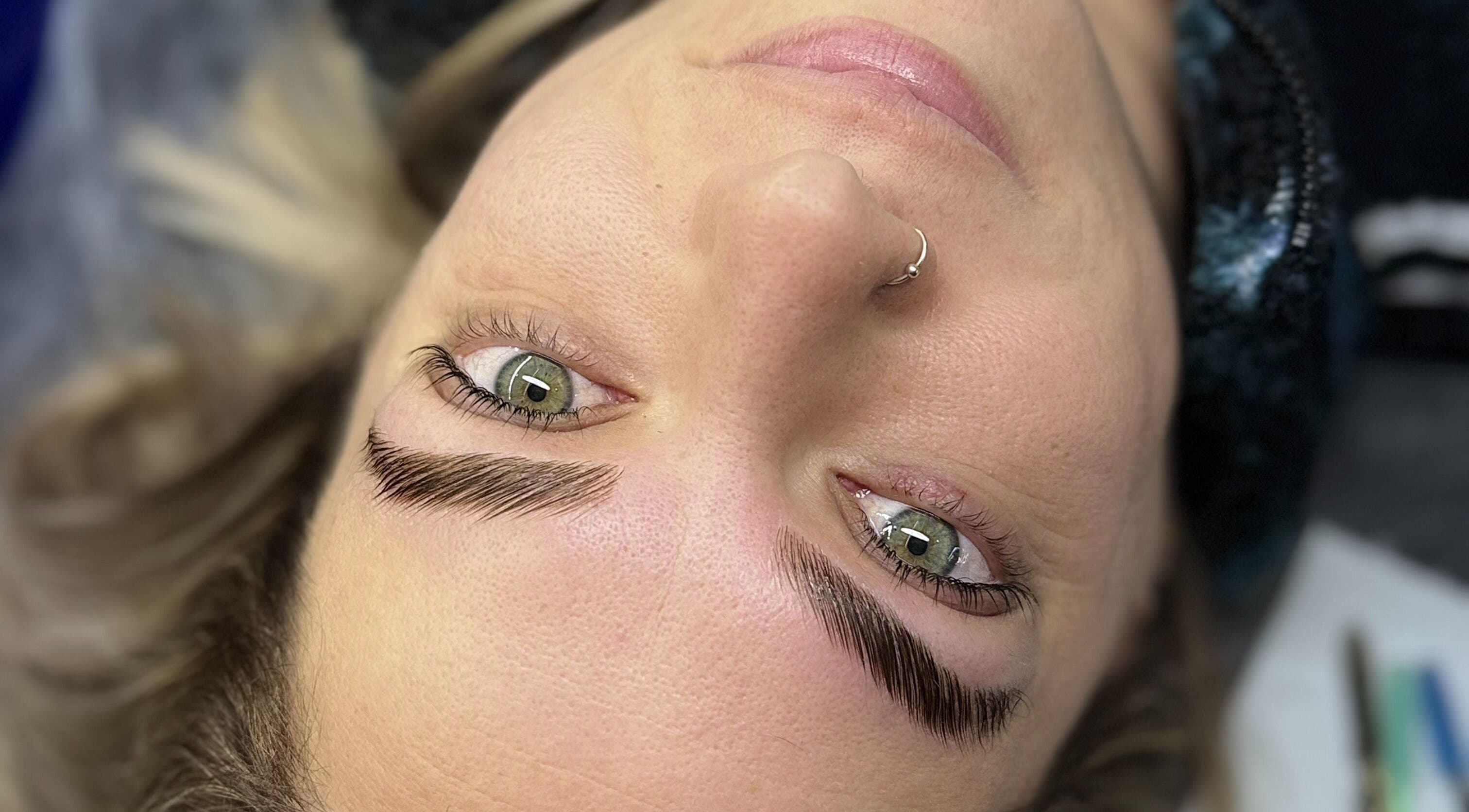 Περιποιημένα φρύδια σε γυναίκα στο Elpi Touch, Λαμία, Στερεάς Ελλάδας, GR.