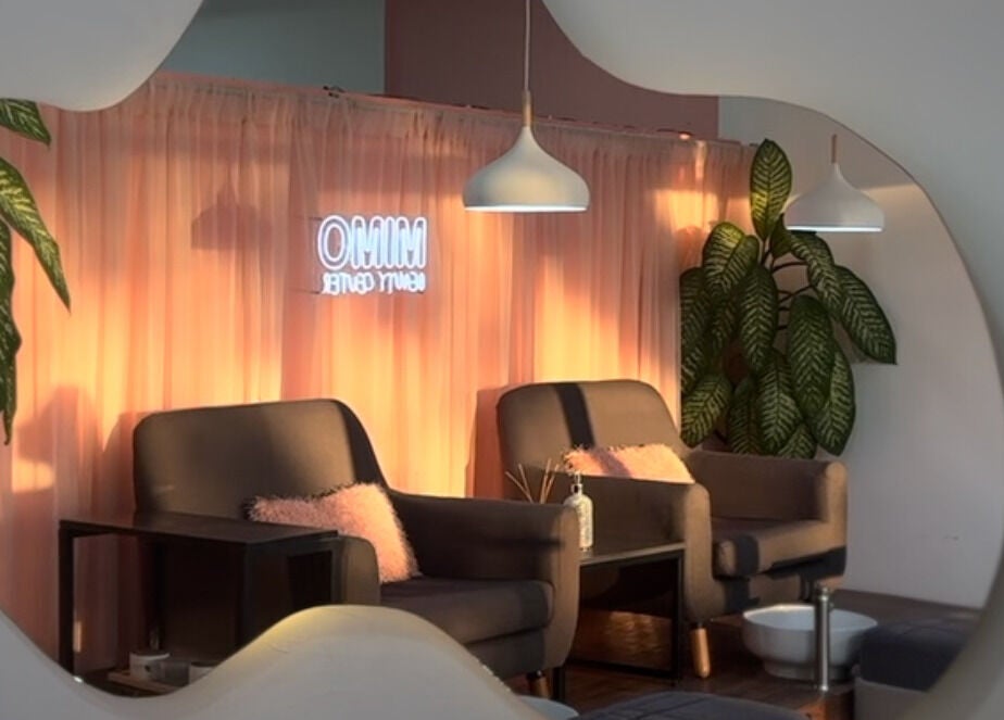 Espacio relajante en Mimo Beauty Center, Mérida, Yucatán, MX con asientos cómodos y luz suave.