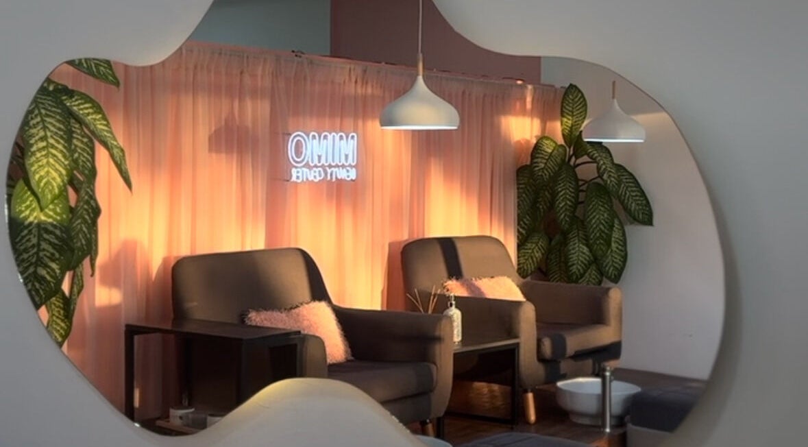 Espacio relajante en Mimo Beauty Center, Mérida, Yucatán, MX con asientos cómodos y luz suave.