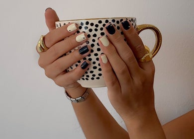 Manicura blanca y negra en Mimo Beauty Center, Mérida, Yucatán, MX.