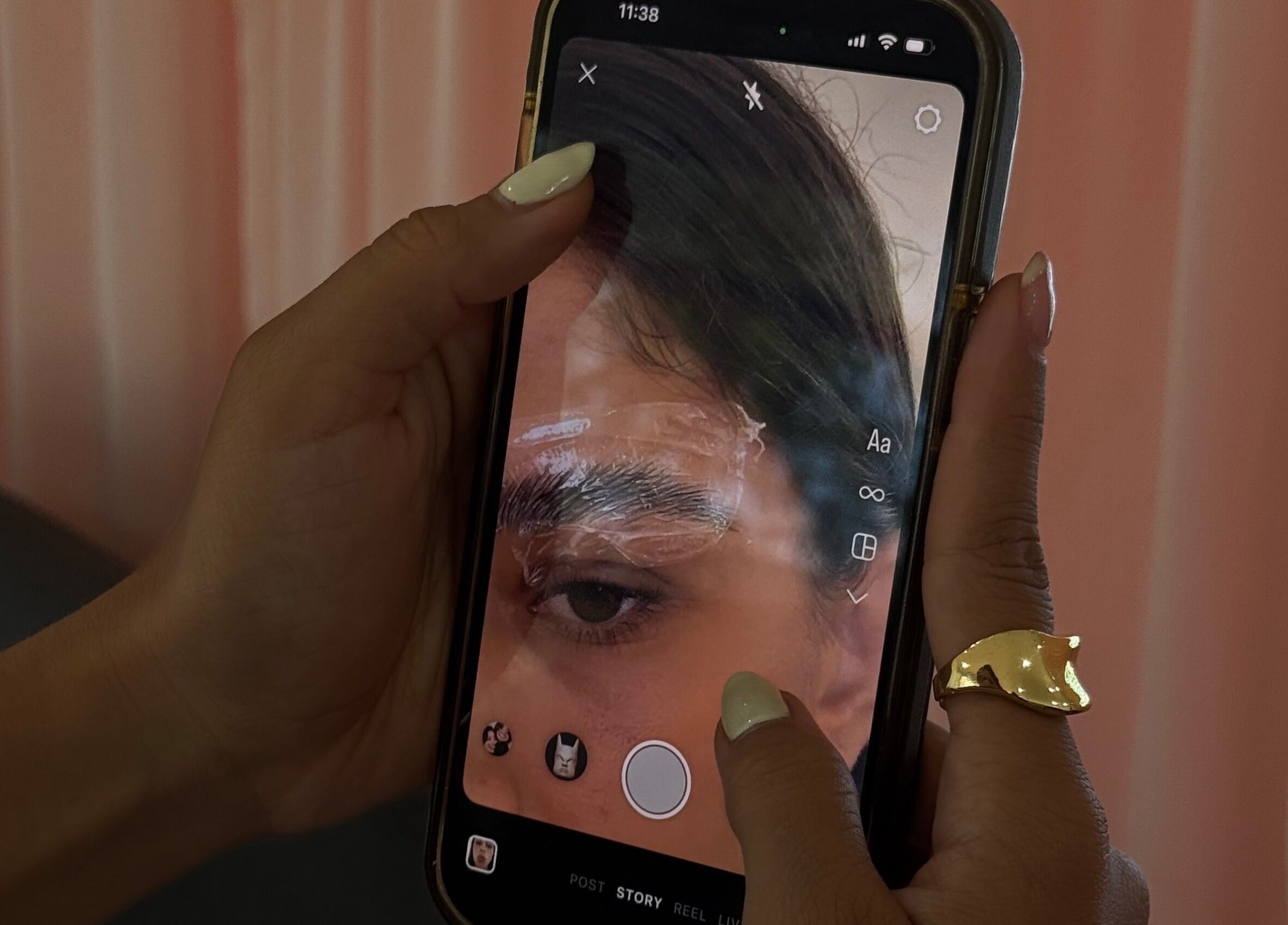 Captura de cejas en Mimo Beauty Center, Mérida, Yucatán, MX. Experto en belleza digital.