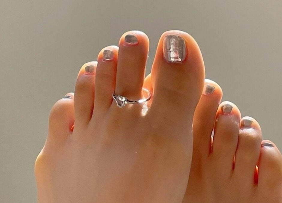 Pedicura con esmalte brillante en Mimo Beauty Center, Mérida, Yucatán, MX.