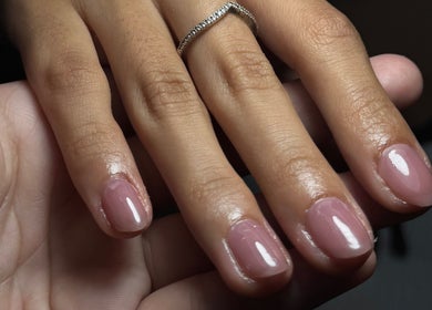 Manicura elegante en Mimo Beauty Center, Mérida, Yucatán, MX, mostrando uñas cuidadosamente esmaltadas.