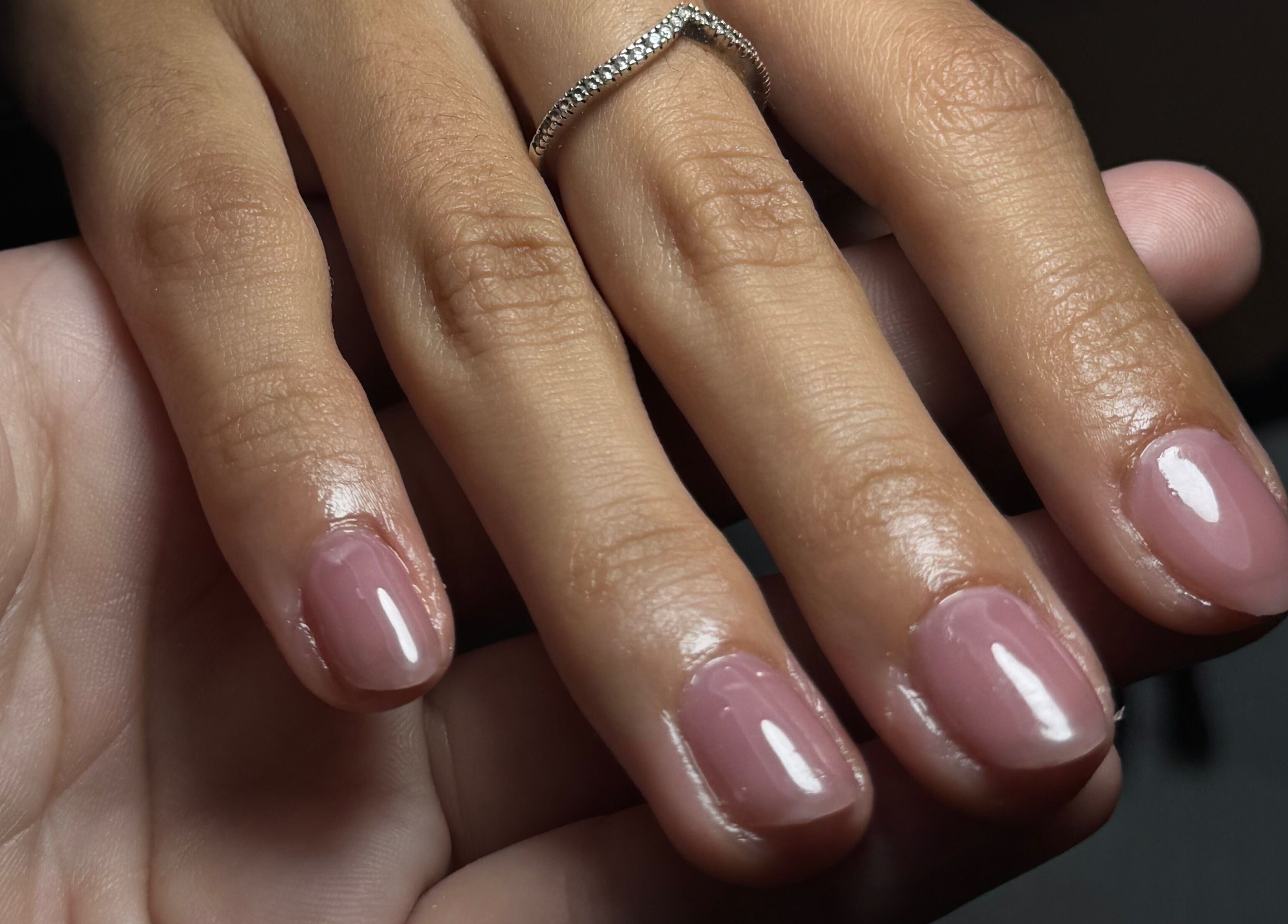 Manicura elegante en Mimo Beauty Center, Mérida, Yucatán, MX, mostrando uñas cuidadosamente esmaltadas.