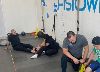 Sesión de fisioterapia en Fisiowell, Monterrey, Nuevo León, MX. Entrenamiento supervisado por expertos.